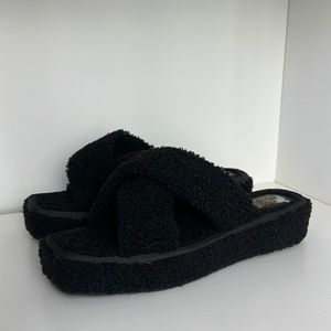 LADY GO DIVA SHEARLING SANDALS‎